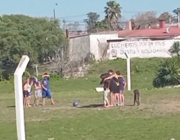 [VIDEO] Niños hicieron un minuto de silencio antes de un picadito porque murió un perro del barrio