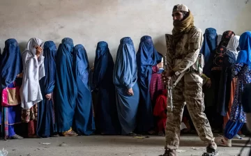 En Afganistan los talibanes prohiben a las mujeres hablar y cantar