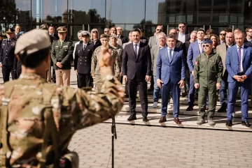 Orrego y Petri en la ceremonia de cambio de guardia de la Bandera ciudadana