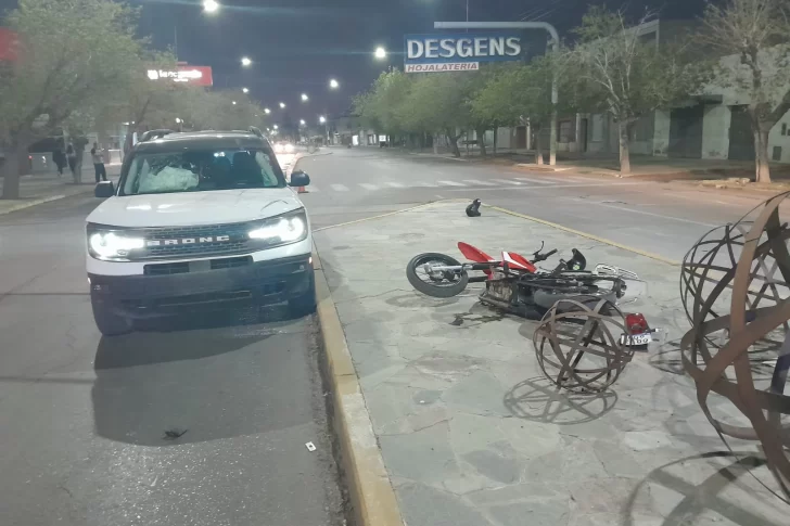 Dos heridos en un fuerte choque entre una camioneta y una moto