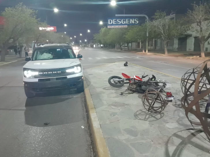 Dos heridos en un fuerte choque entre una camioneta y una moto