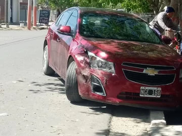 Fuerte malestar por un vecino que embistió a un auto, chocó a otro estacionado y huyó