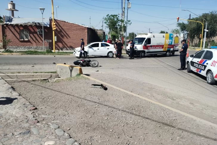 Fuerte choque entre un automovilista y una motociclista que cruzó con el semáforo en rojo