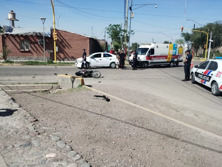 Fuerte choque entre un automovilista y una motociclista que cruzó con el semáforo en rojo