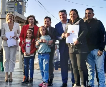 El gobernador Orrego entregó 58 viviendas de un barrio de Chimbas