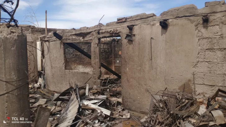 Caída de árboles e incendios en casas, pastizales y en un basural: el saldo del paso del Zonda por San Juan