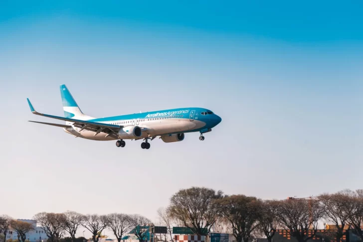 Avión de Aerolíneas Argentinas perdió un neumático tras aterrizar en Aeroparque