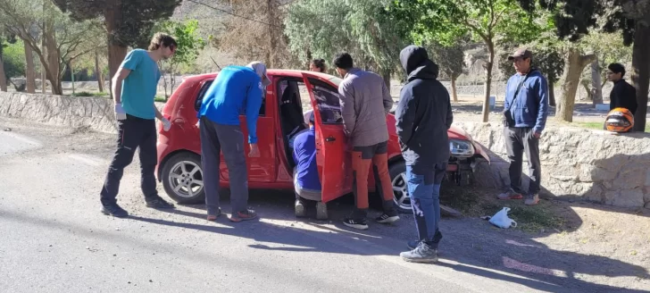 Conductor ebrio impacta contra un muro por evadir control policial en Ruta 12