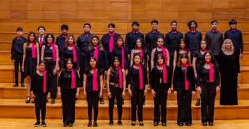 Canto y melodía joven en escena