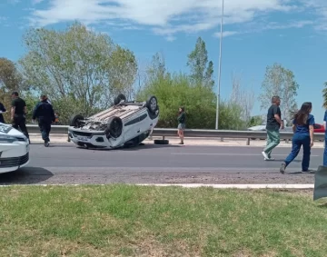 Un vuelco y un choque, a escasos kilómetros, causaron un caos en plena avenida de Circunvalación