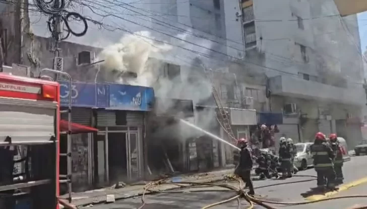 Incendio en cuatro locales de Once: hubo explosiones y ocho personas asistidas por el SAME