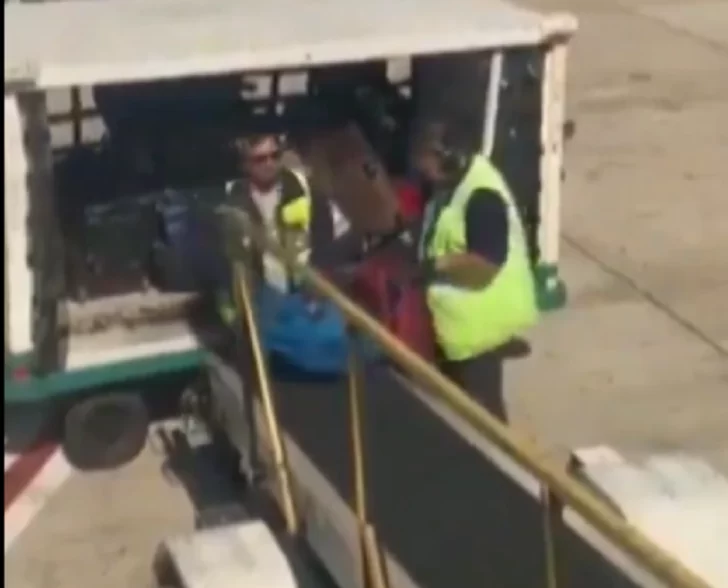 Echaron a dos maleteros de Intercargo que demoraban a propósito la salida de valijas de un vuelo en Aeroparque