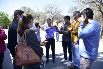 Falta de agua en Valle Fértil: llegaron camiones cisterna y el ministro Platero se reunió con vecinos