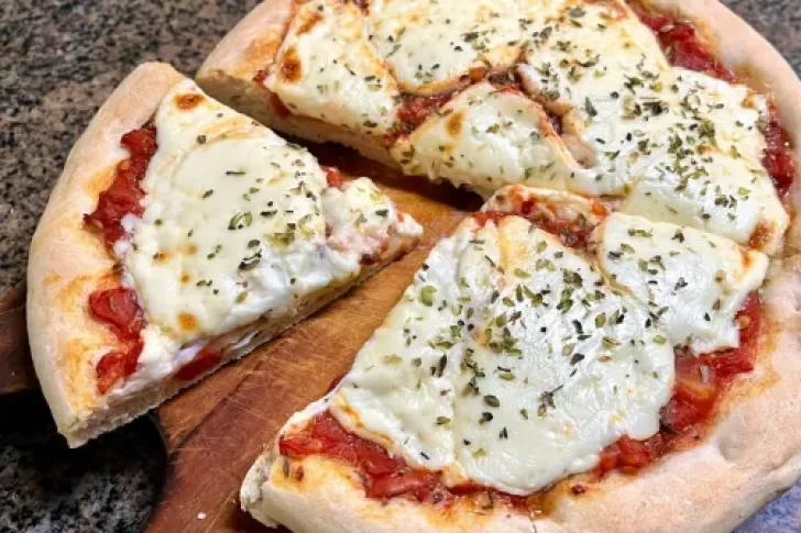 Recetas: cómo preparar la verdadera pizza porteña