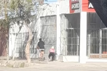 El mismo día en el que inauguró, rompieron vidrios de un supermercado y robaron mercadería