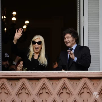 Susana Giménez y Javier Milei salieron a saludar desde el balcón de la Casa Rosada