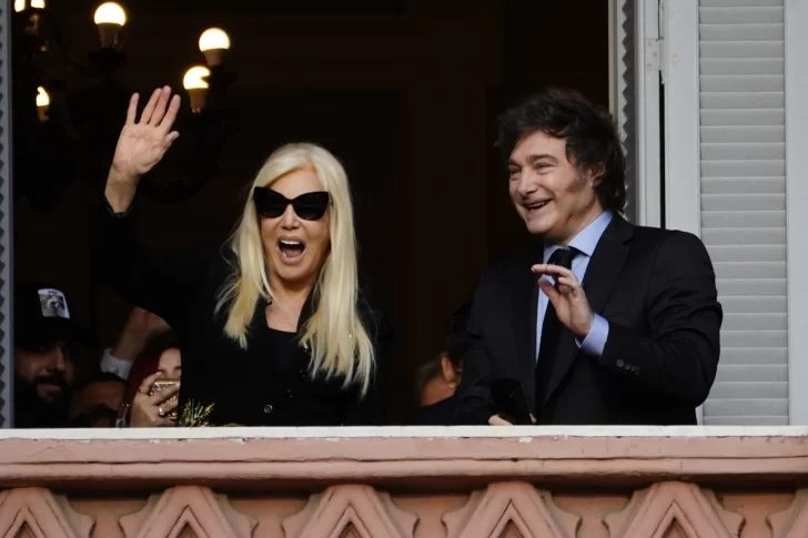 Susana Giménez y Javier Milei salieron a saludar desde el balcón de la Casa Rosada