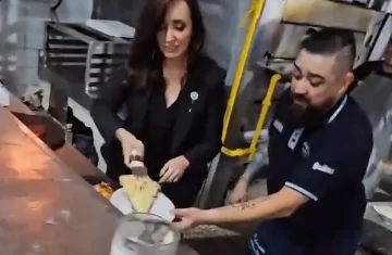 Villarruel visitó una reconocida pizzería porteña, se animó a cortar porciones