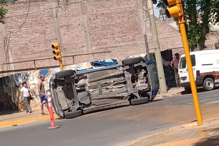 Volcó una camioneta tras chocar con un remís en un cruce con semáforos del centro