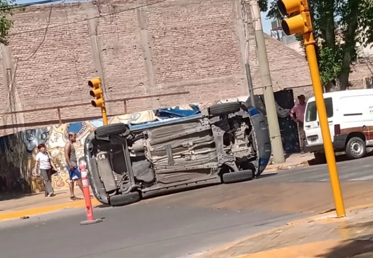 Volcó una camioneta tras chocar con un remís en un cruce con semáforos del centro