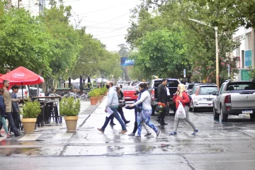 Con una máxima de apenas 20°C y alerta por tormentas, así estará el martes en San Juan