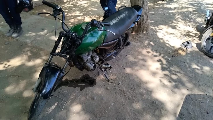 Dos en moto chocaron contra un auto que estaba esperando el semáforo