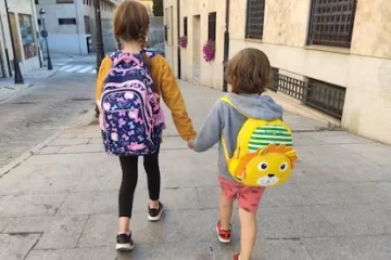 Cuál es el peso máximo recomendado para las mochilas escolares