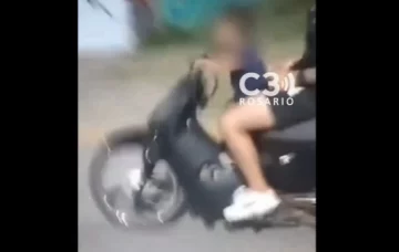 Puso a su hijo de un año a manejar una moto, se hizo viral y autoridades del municipio lo denunciaron