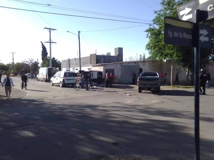 VIDEO: fuerte choque entre una camioneta y una trafic terminó con seis personas en el hospital