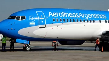 Si no consiguen privatizar Aerolíneas Argentinas, se la darán a los empleados