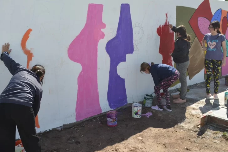 Vecinos se unen para mejorar el paisaje de la plaza con un mural