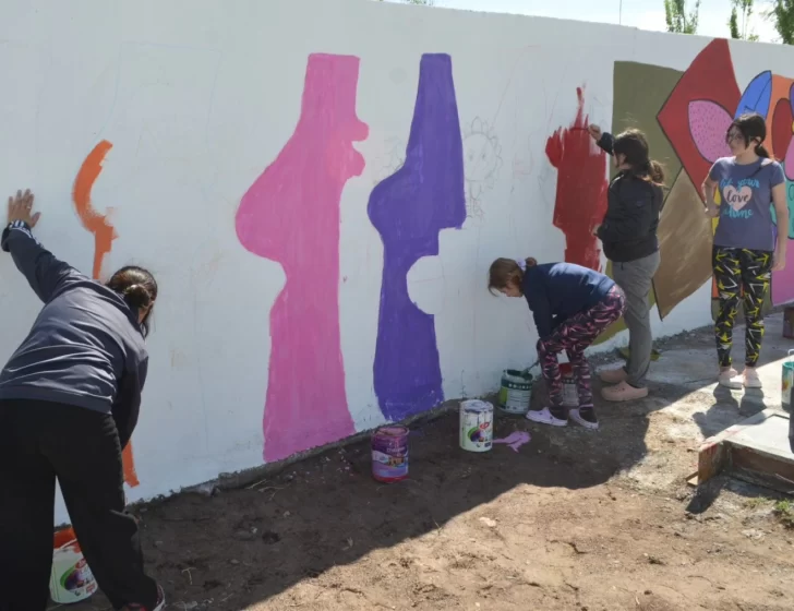 Vecinos se unen para mejorar el paisaje de la plaza con un mural