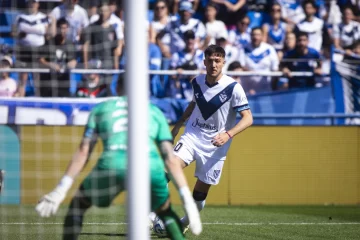 Vélez le ganó agónicamente a Racing y es más puntero que nunca