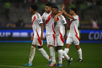 Perú venció a la convulsionada Uruguay de Bielsa