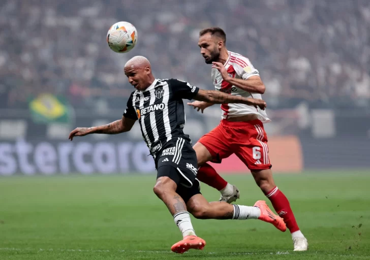 Mineiro le pasó por arriba a River