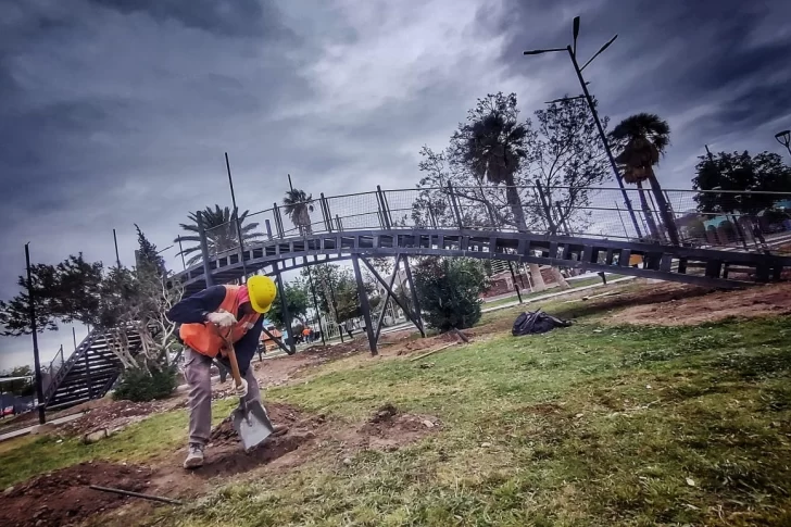 Un puente y juegos innovadores, las vedettes en la nueva Plaza Centenario