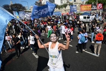 Masiva marcha en defensa de  la universidad y contra el veto