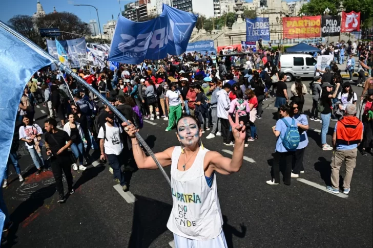 Masiva marcha en defensa de  la universidad y contra el veto