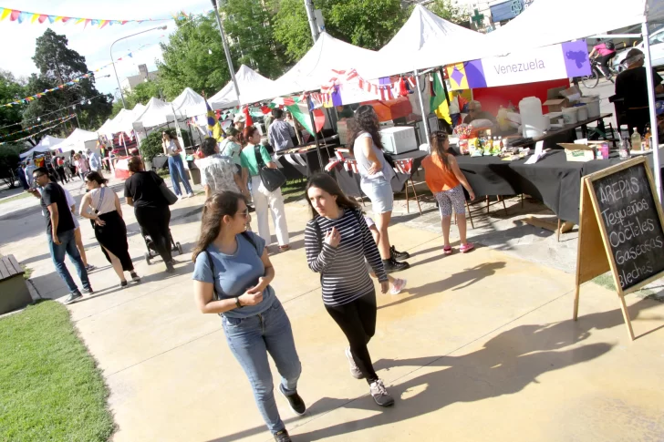 La Feria de las Colectividades este año sorprendió con trajes y libros