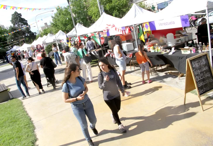 La Feria de las Colectividades este año sorprendió con trajes y libros