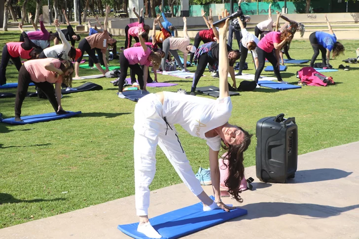 Por una hora, hombres y mujeres pusieron a prueba su flexibilidad