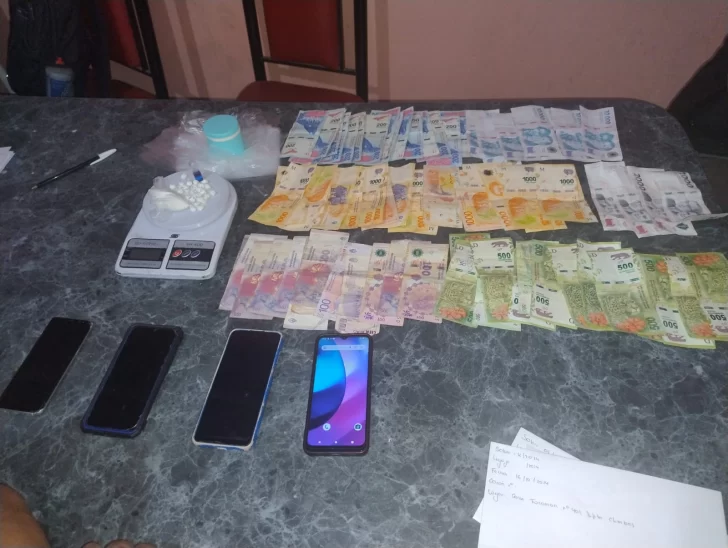 Bajo la fachada de un kiosco de bebidas, vendían drogas: secuestraron cocaína, dinero y celulares