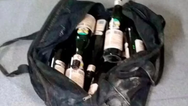 Pescaron a una pareja que intentó llevarse sin pagar 7 botellas de fernet de un supermercado