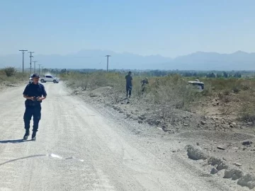 Perdió el control del auto, volcó en un camino de tierra y terminó con un corte en la cabeza