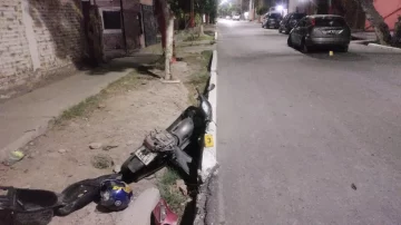 Creen que un motociclista no respetó un cartel de “Pare”, chocó con un auto y perdió 3 dedos del pie