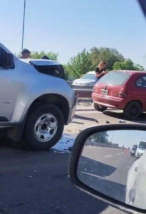 Al menos tres vehículos chocaron en cadena en la Av. Circunvalación