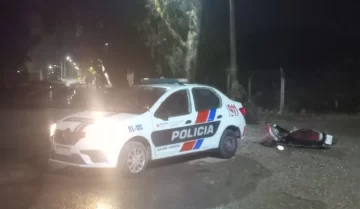 Un patrullero chocó a una moto en medio de una persecución: dos personas terminaron en el hospital