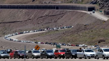 Por el fin de semana largo y las compras de los argentinos en Chile, colapsaron los pasos internacionales