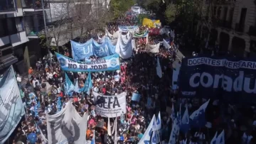 Una multitud se expresó en el centro porteño en defensa del financiamiento para las universidades