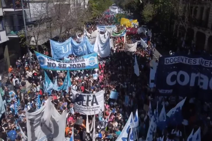 Una multitud se expresó en el centro porteño en defensa del financiamiento para las universidades